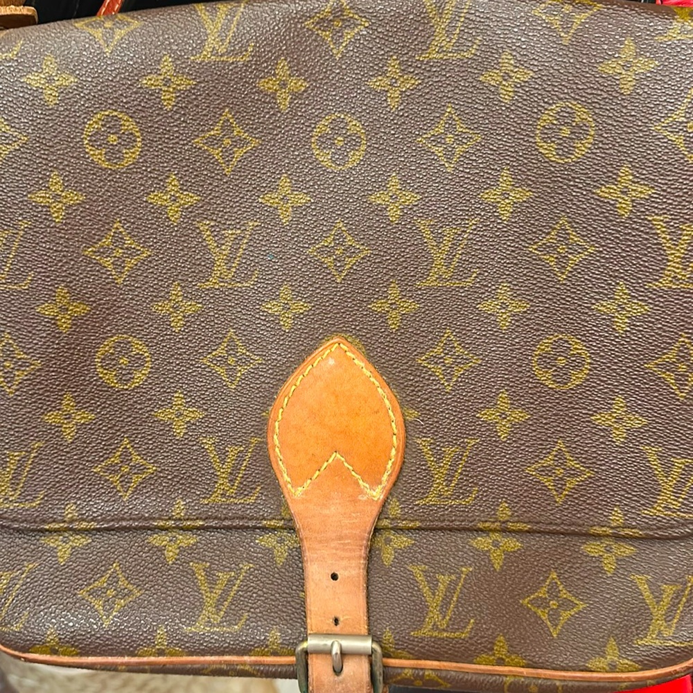 Beautiful Louis Vuitton Cross Body GM size super clean use luxury